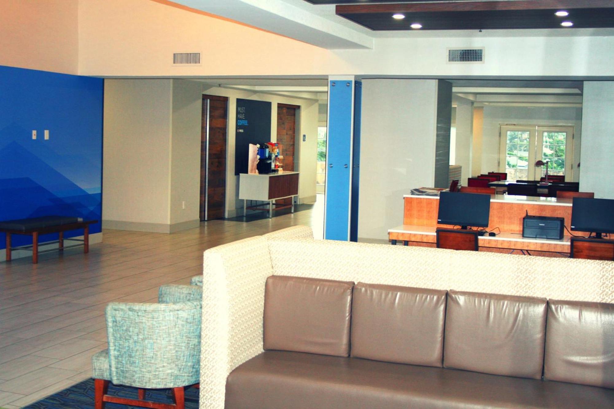 Holiday Inn Express Hotel & Suites Marina By Ihg Esterno foto